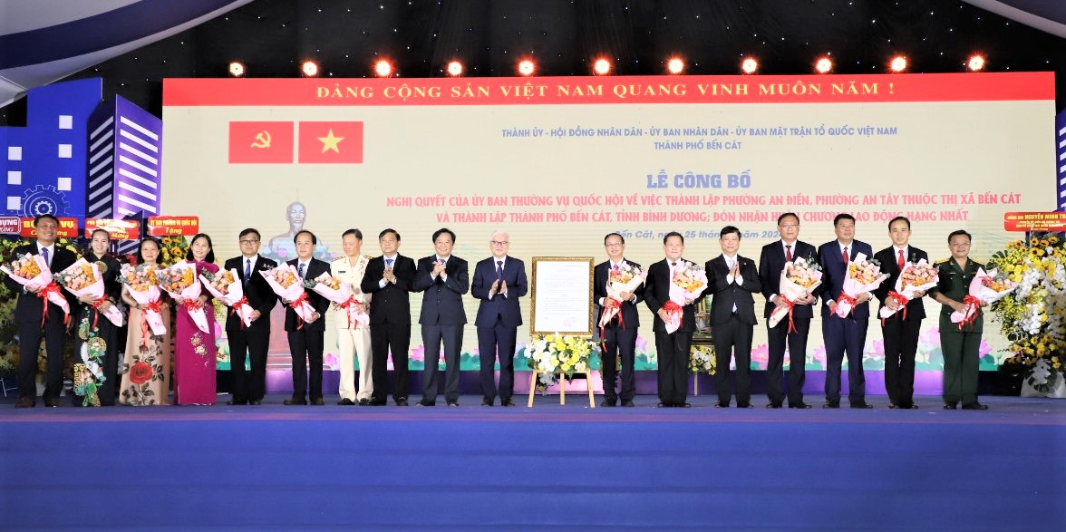Lãnh đạo tỉnh tặng hoa chúc mừng Đảng bộ, chính quyền và Nhân dân Bến Cát.